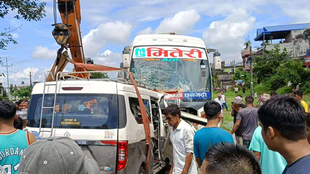 चितवनमा बस र इभी माइक्रो ठाेक्किदा सात जनाको मृत्यु, १८ घाइते
