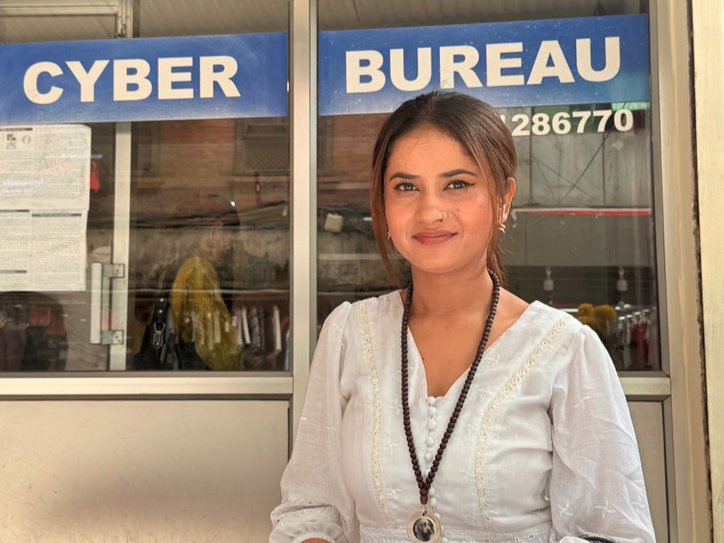सामाजिक सञ्जालमार्फत दुर्व्यवहार गर्ने विरुद्ध साइबर ब्युरोमा एलिनाको उजुरी