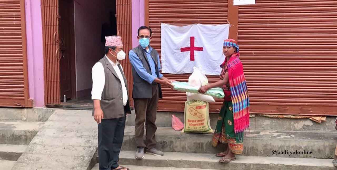 सिमलचौरका आगलागी पीडित परिवारलाई रेडक्रस खर्वाङको राहत