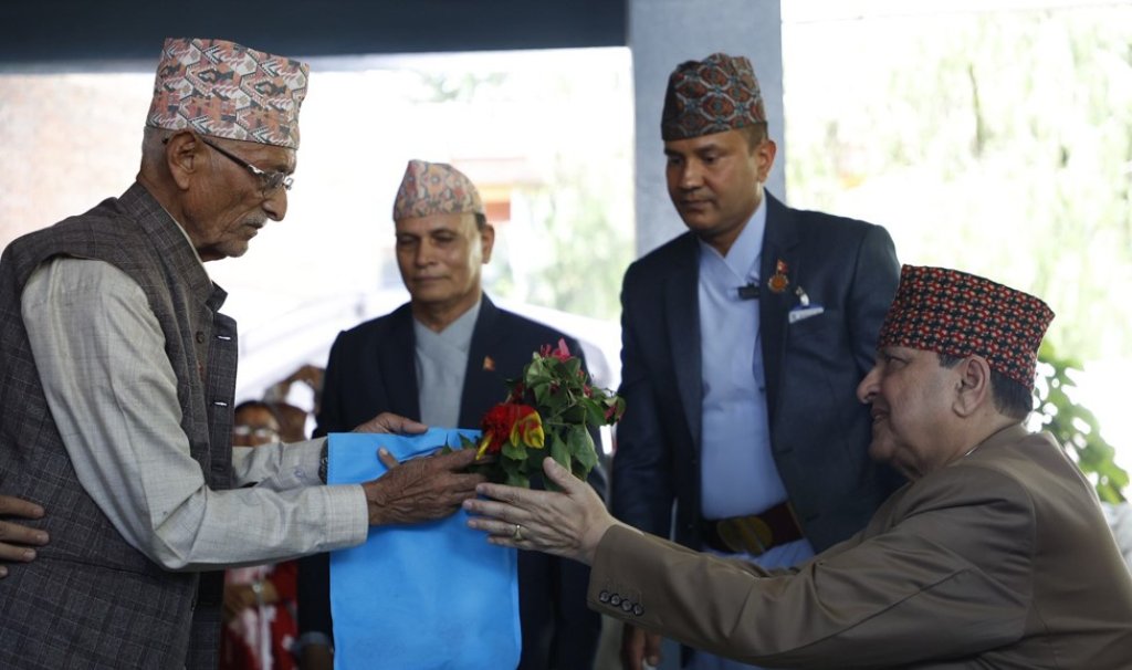 पूर्वराजा ज्ञानेन्द्र शाह ७९ औं वर्षमा, निर्मल निवासमा शुभकामना दिनेको भीड