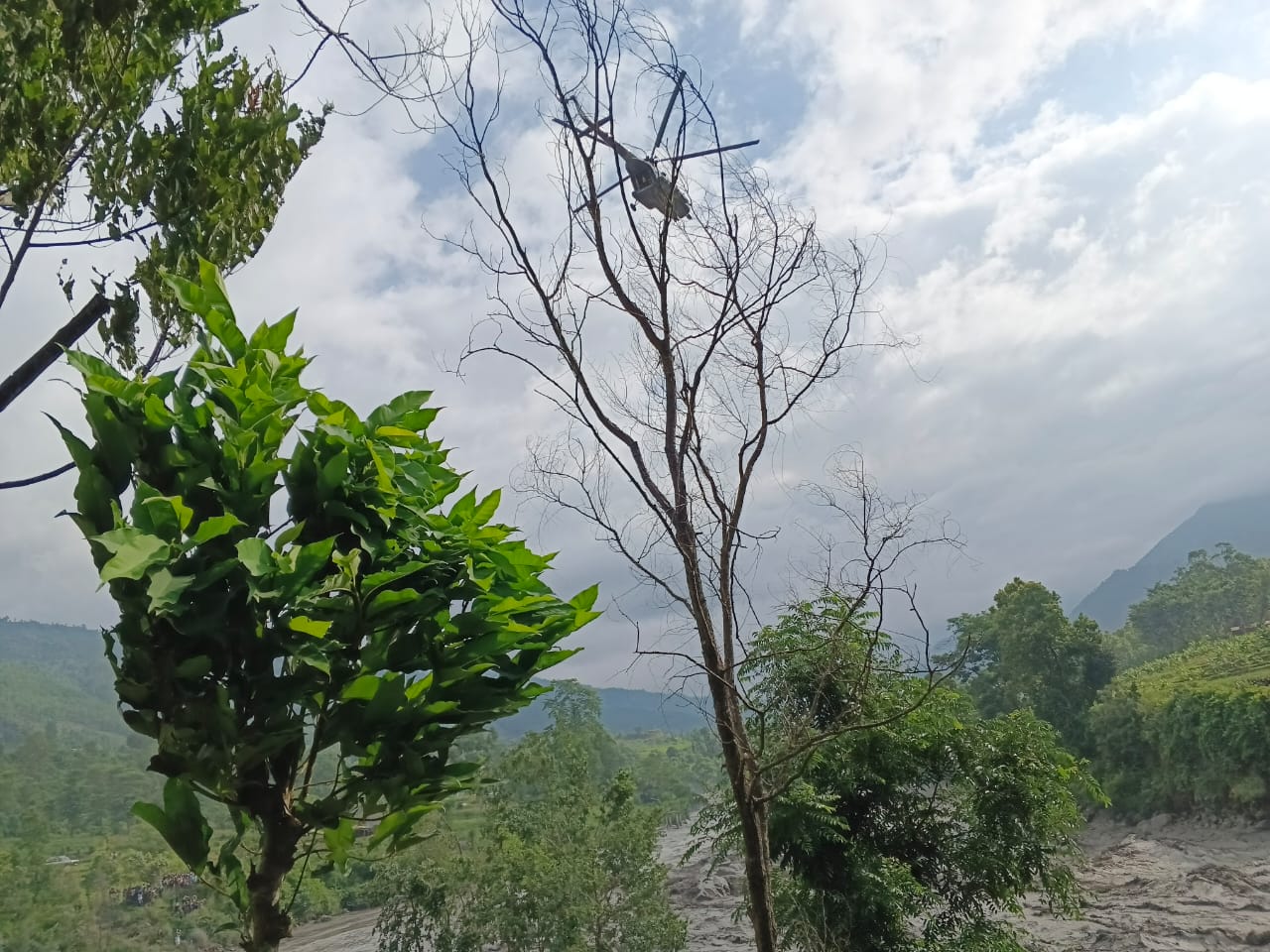 बाढीपीडितको उद्धार गर्न गएको सेनाको हेलिकोप्टर चिनियाँ भूमिमा अवतरण