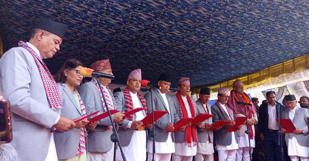 मुख्यमन्त्री बानियाँसहित आठ मन्त्रीले लिए शपथ