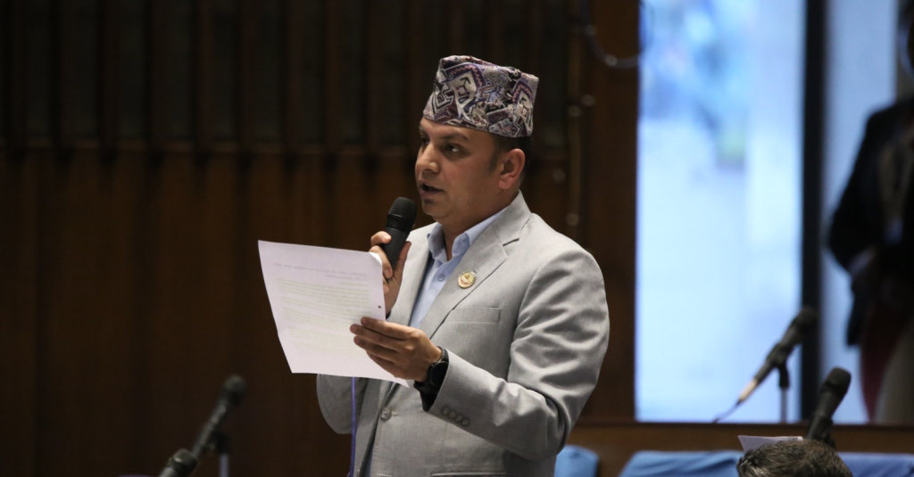 ‘देश खत्रैसँग चलाइरहेको छु भन्नेहरुको तमासा देखिएको छ’