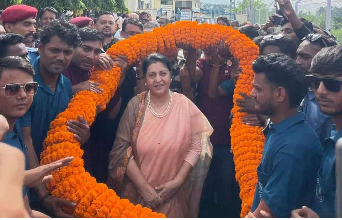 सिमरामा विद्या भण्डारीलाई ५१ किलोको माला