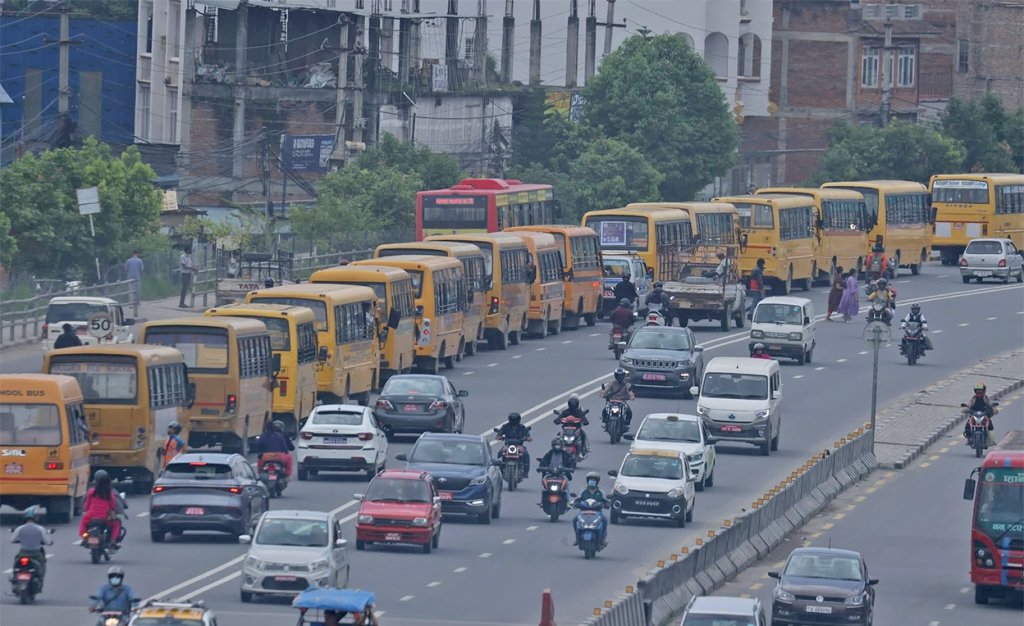 निजी विद्यालय सञ्चालकले निकाले बस र्‍याली