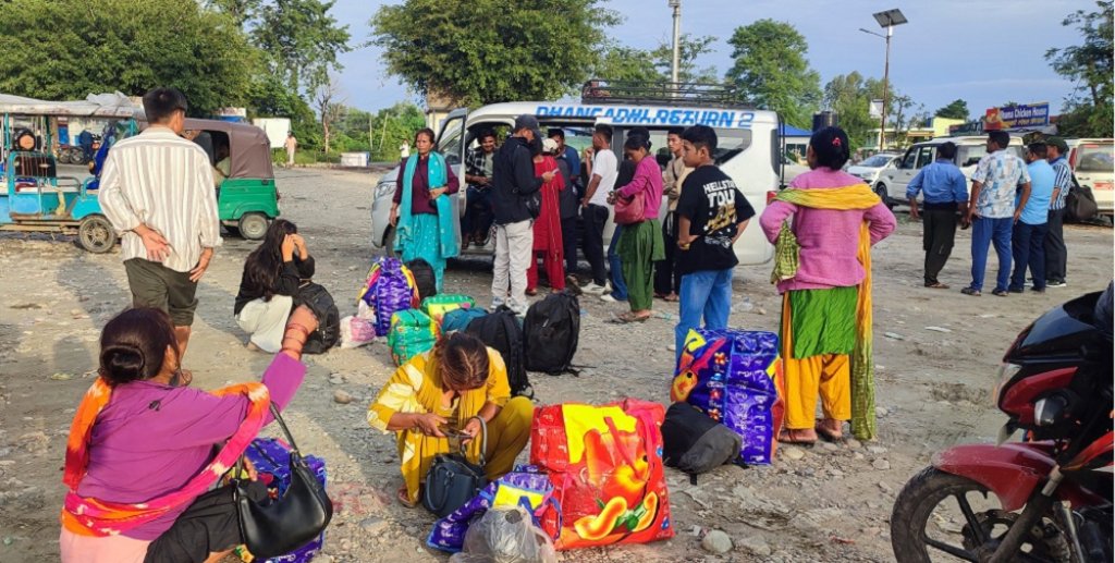 दसैँको मुखमा काम खोज्दै भारत जानेको लर्को 