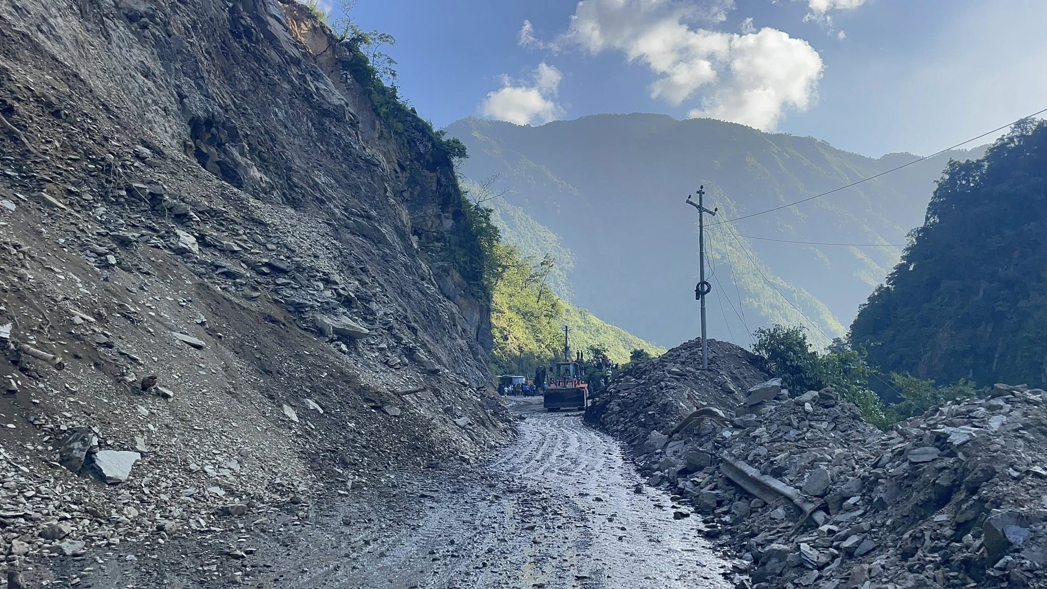  ४५ घण्टापछि  एकतर्फी खुल्यो नारायणगढ-मुग्लिन सडक