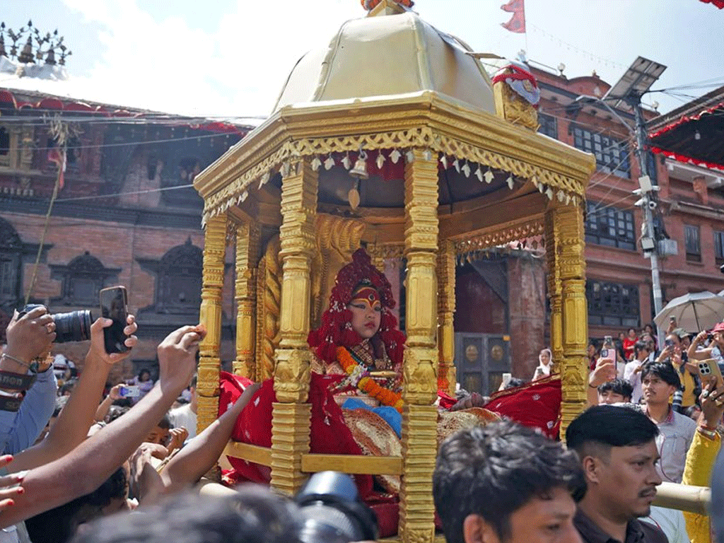 नयाँ कुमारी आर्यतारा कुमारी आसनमा विराजित