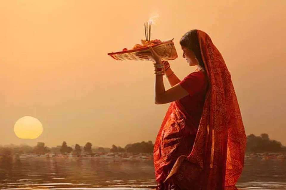 छठ पर्वको मुख्य दिन आज अस्ताउँदो सूर्यलाई विधिपूर्वक अर्घ्य दिइँदै