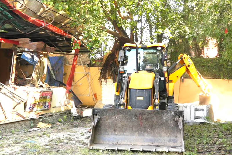 स्काउटको जग्गामा काठमाडौं महानगरले चलायो डोजर