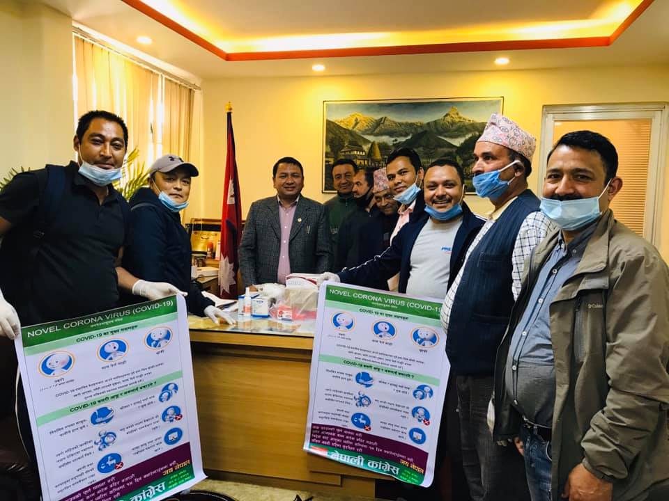 पश्चिम बागलुङमा स्वास्थ्य सामग्री बाँढ्दै कांग्रेस