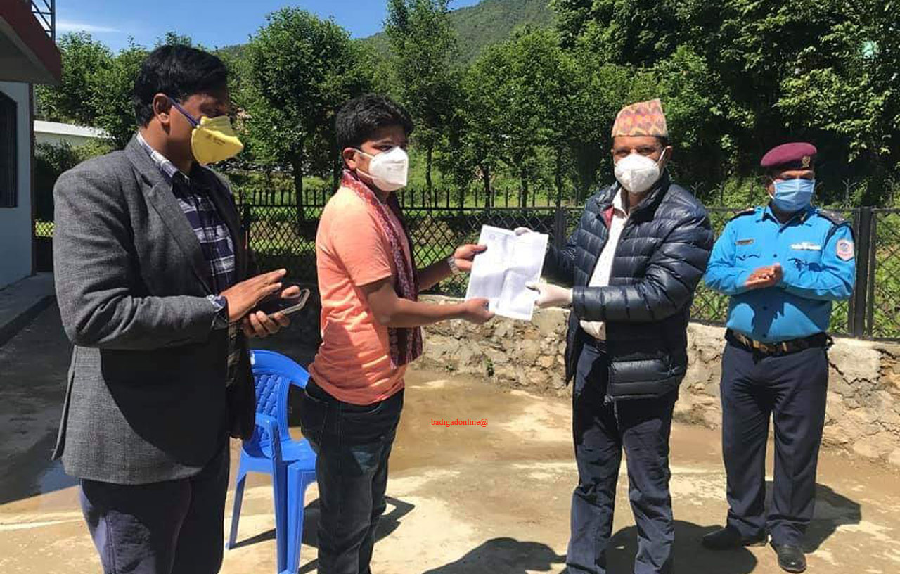 गुल्मीका एक कोरोना सक्रंमित निको भएर घर फर्के !