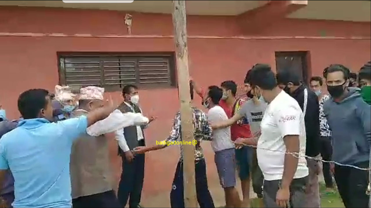 मुसिकोटका मेयरले गैह्र जिम्मेवार अभिव्यक्ति दिएको भन्दै स्थानीयको विरोध !