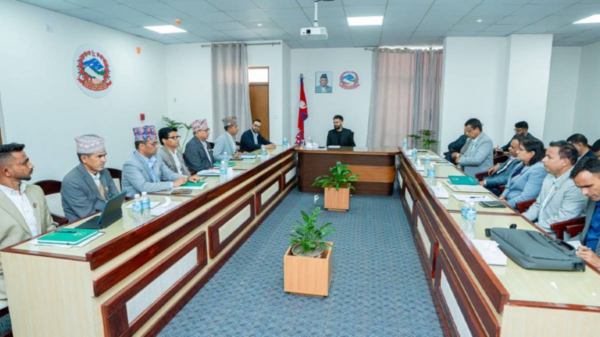 एमाले सांसदले कर्मचारीले बिगारे भनेपछि प्रधानमन्त्री बालेनले भने यसको जड तपाईंहरू नै हो