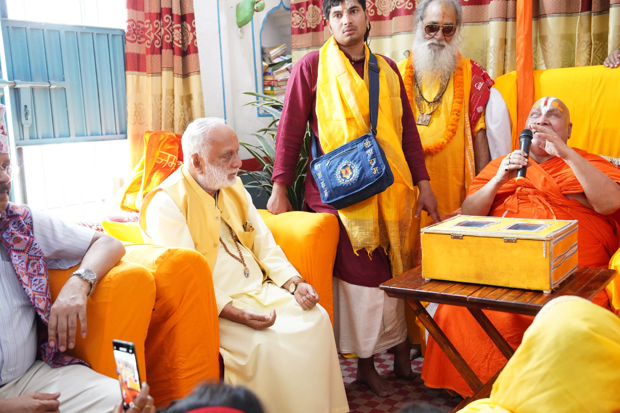 जनकपुरमा दुई आध्यात्मिक गुरुबीच स्नेही भेट, एकअर्काप्रति उच्च सम्मान