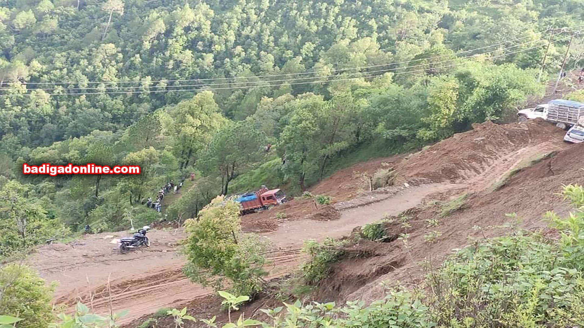 पाल्पा गुल्मी सडक खण्डमा पहिरोले तीनवटा गाडि बगायो !
