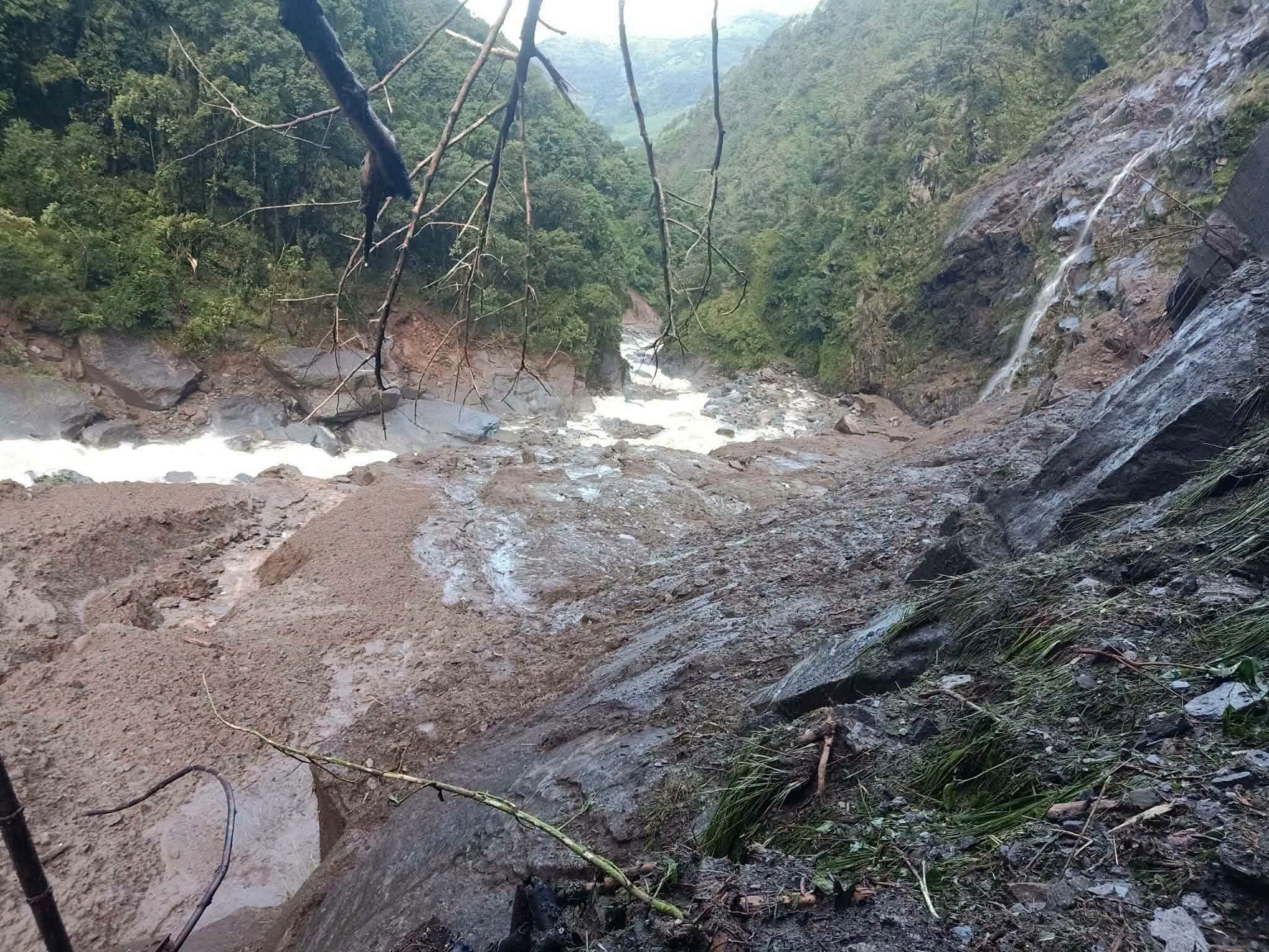 दोलखामा सिप्रिङ खोलाले बगाएर एक जना बेपत्ता