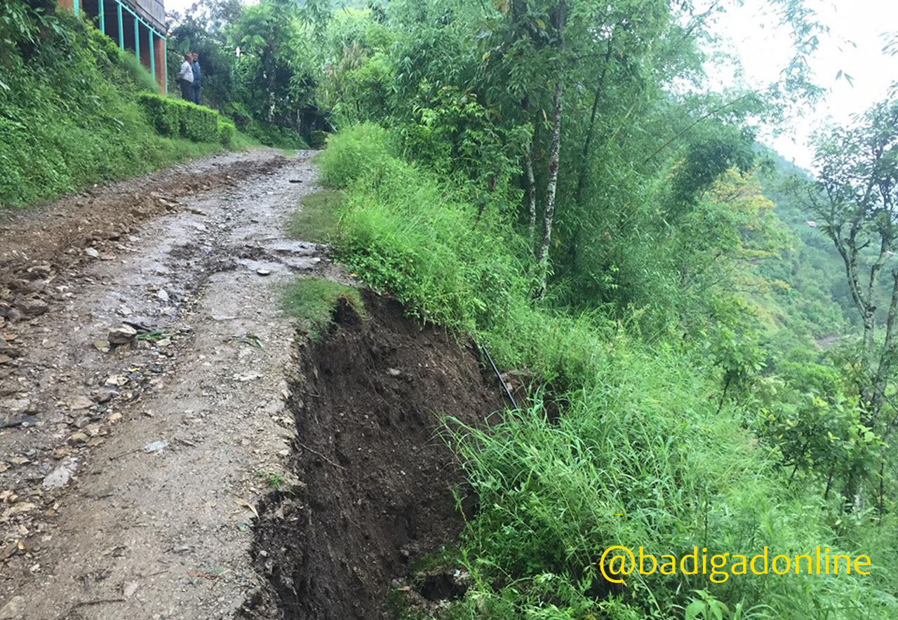 दजाकोटमा पहिरोले २ घर विस्थापित ८ घर जोखिममा : नगर एकपल्ट नपुगेको पीडितको गुनासो !