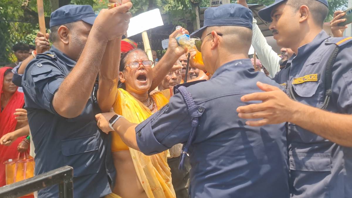 धनुषा अदालत अगाडि एक मिटरब्याज पीडित महिलाद्धारा आत्मदाहको प्रयास