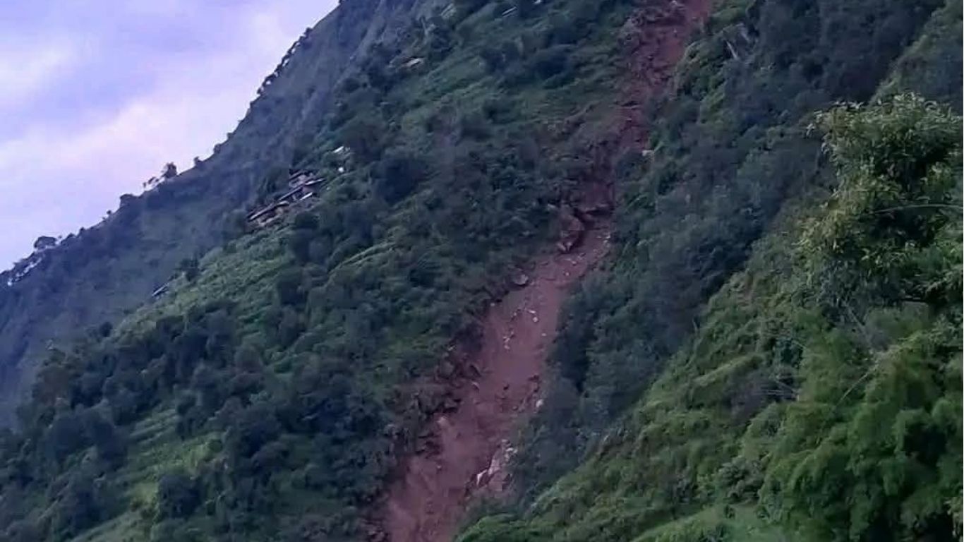 रोल्पामा पहिरोले घरगोठ पुरिँदा २ जनाको मृत्यु, १० जना बेपत्ता