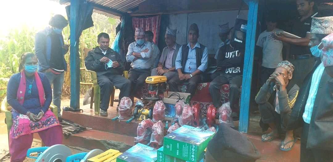 आरन व्यवसायलाई व्यवसायिक बनाउन मालिका गाउँपालिकाले बाँड्यो औजार !