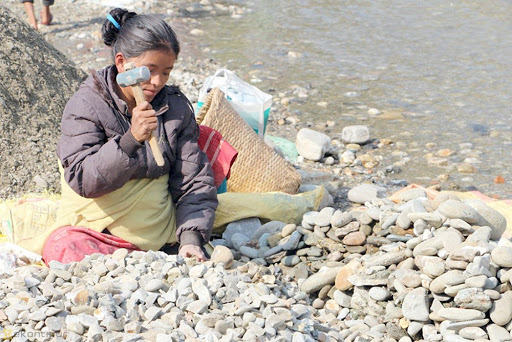 गिट्टी कुटेरै जिविका चलाउँदै अर्खबाङ्का महिला !