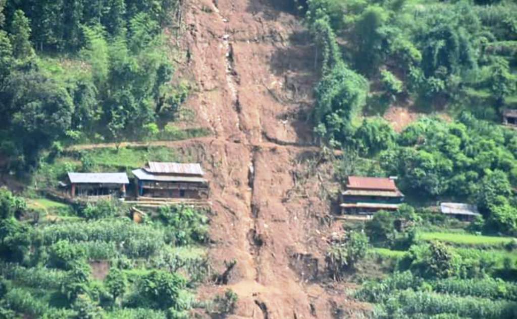 कुलो बनाउन गएका चार जनालाई पहिरोले पुर्‍यो, एकको शव फेला, तीन बेपत्ता !