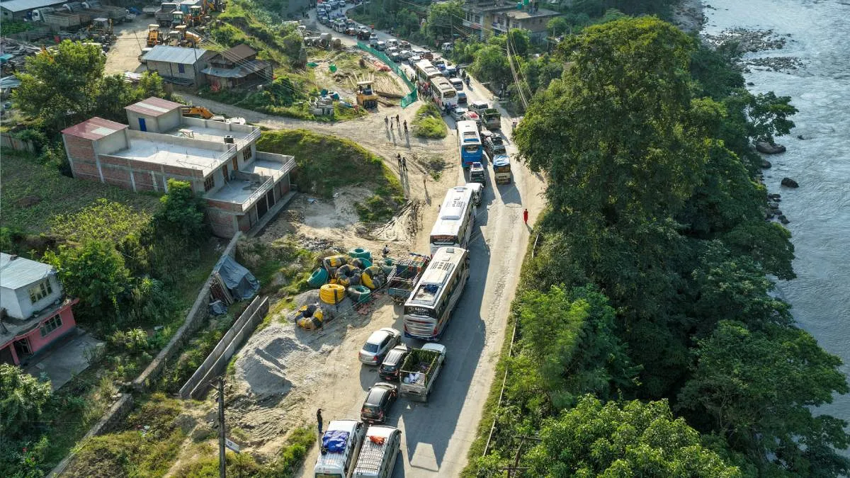 पृथ्वी राजमार्गको खुल्यो, काठमाडाैंबाट भोलि बिहानदेखि मात्र सवारी चल्ने