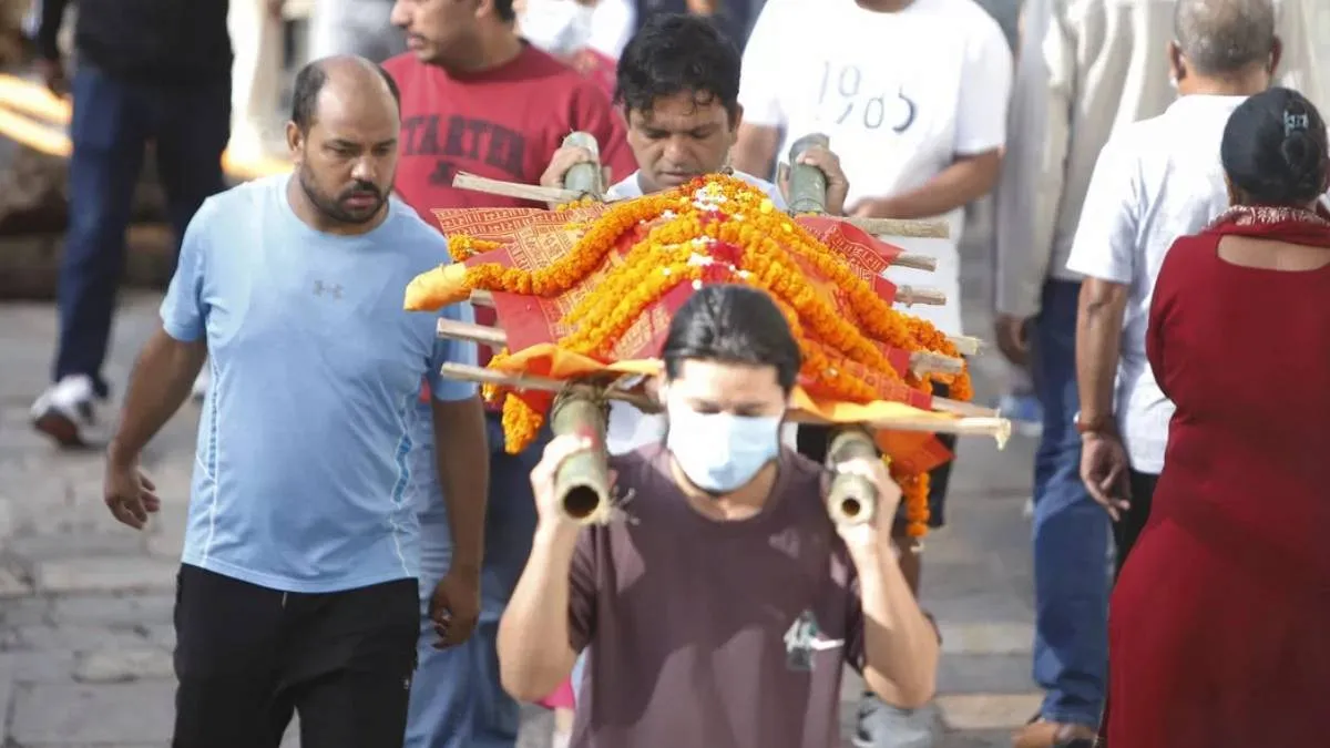 भोटेकोशी बाढी : बेपत्ताको शव नपाएपछि कुशको शव बनाएर अन्त्येष्टि गर्न थाले आफन्त