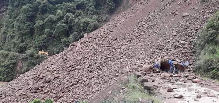 पहिरोले बुटवल–तानसेन सडक पूर्णरुपमा अवरुद्ध, पुरियो ट्रक