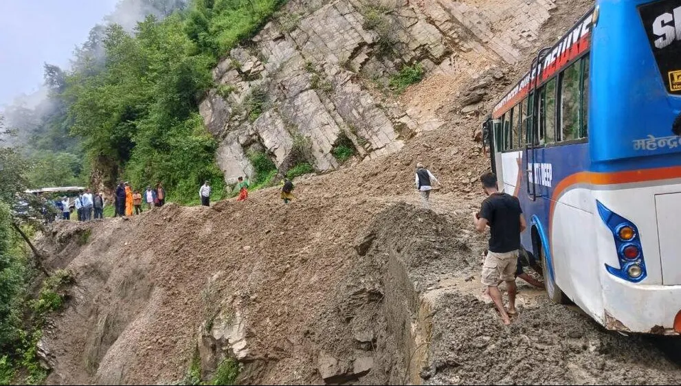 नागढुंगानजिकै सडक भासियो, सुरुङमार्गबाट चल्न थाले सवारी