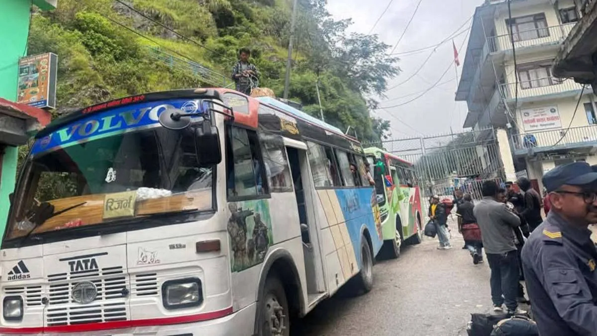चीनतर्फ फसेका ११४ नेपाली तातोपानी नाका हुँदै नेपाल फर्किए