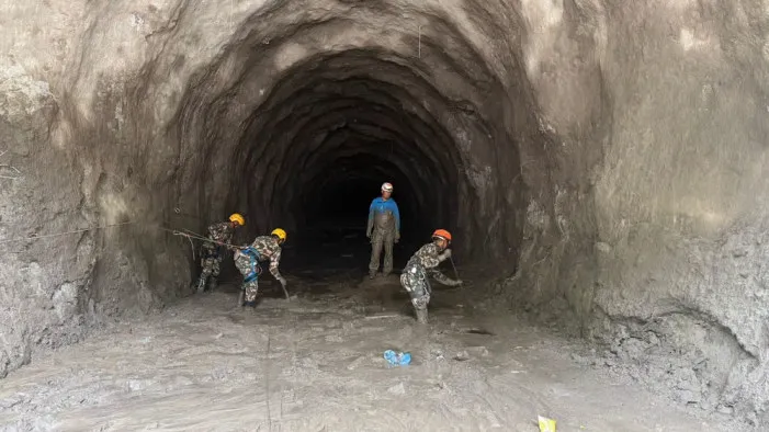 रसुवागढी हाइड्रोका सम्पर्कविहीन ९३ कर्मचारीलाइ खोजी गर्न जंगलमा रक क्लाइम्बर टोली परिचालन