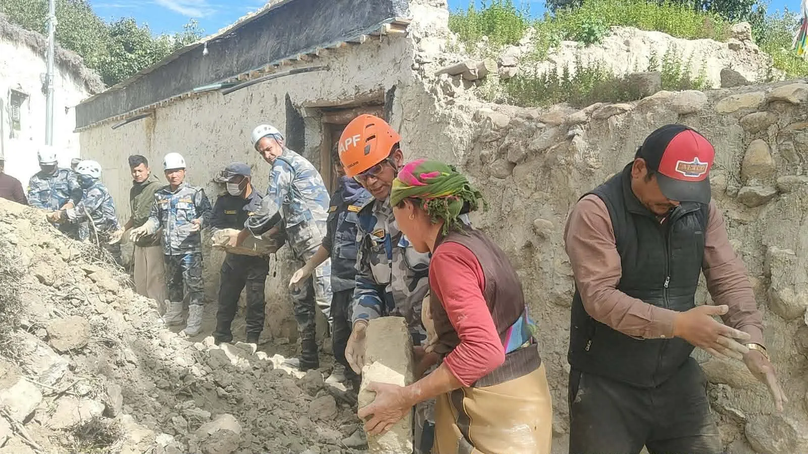 लोमान्थाङमा मध्यराति भूकम्प, घर र गुम्बामा क्षति