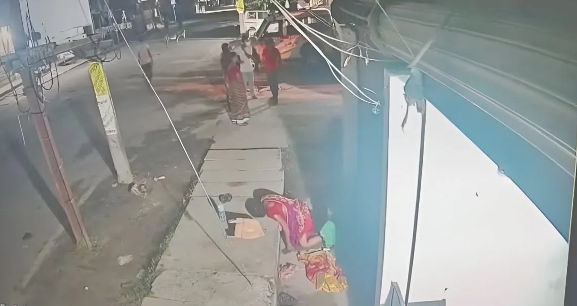 पैसा नभएकी गर्भवतीलाई अस्पतालले फर्काएपछि फुटपाथमै जन्मियो बच्चा, चौतर्फी आलोचना