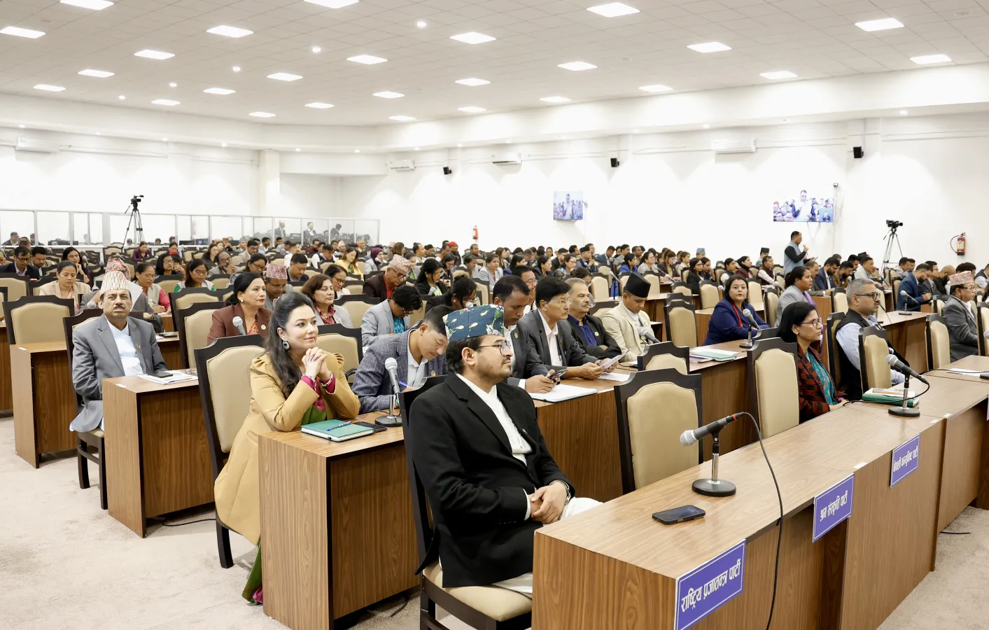 कालो धन नियन्त्रण गर्न ५ सय र हजारका नोटमा प्रतिबन्ध लगाउन सांसदको माग
