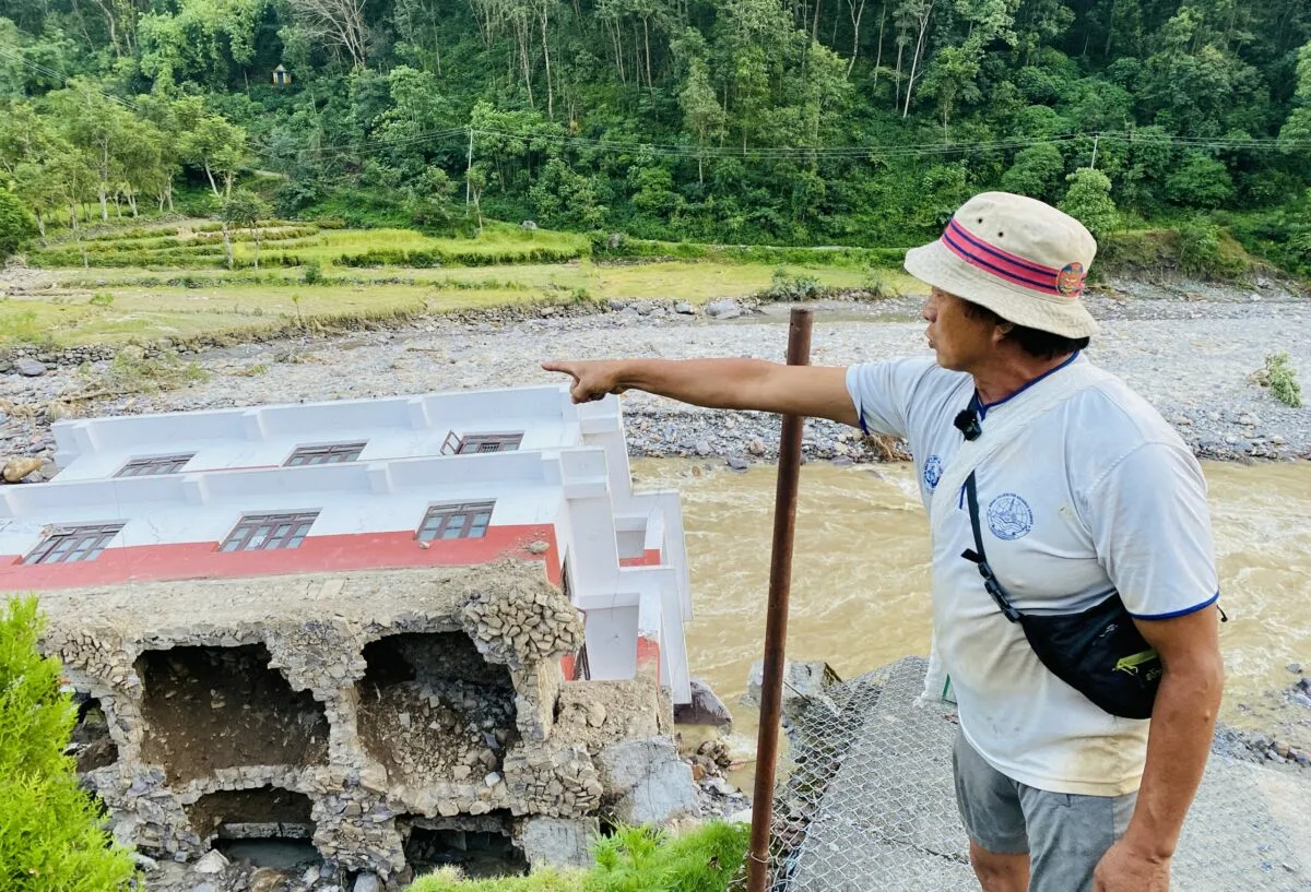 बाढीले वडा कार्यालय ढलेपछि वडाध्यक्ष भन्छन्- आफ्नै खेत बगेको भन्दा यसैमा दुःख लागेको छ