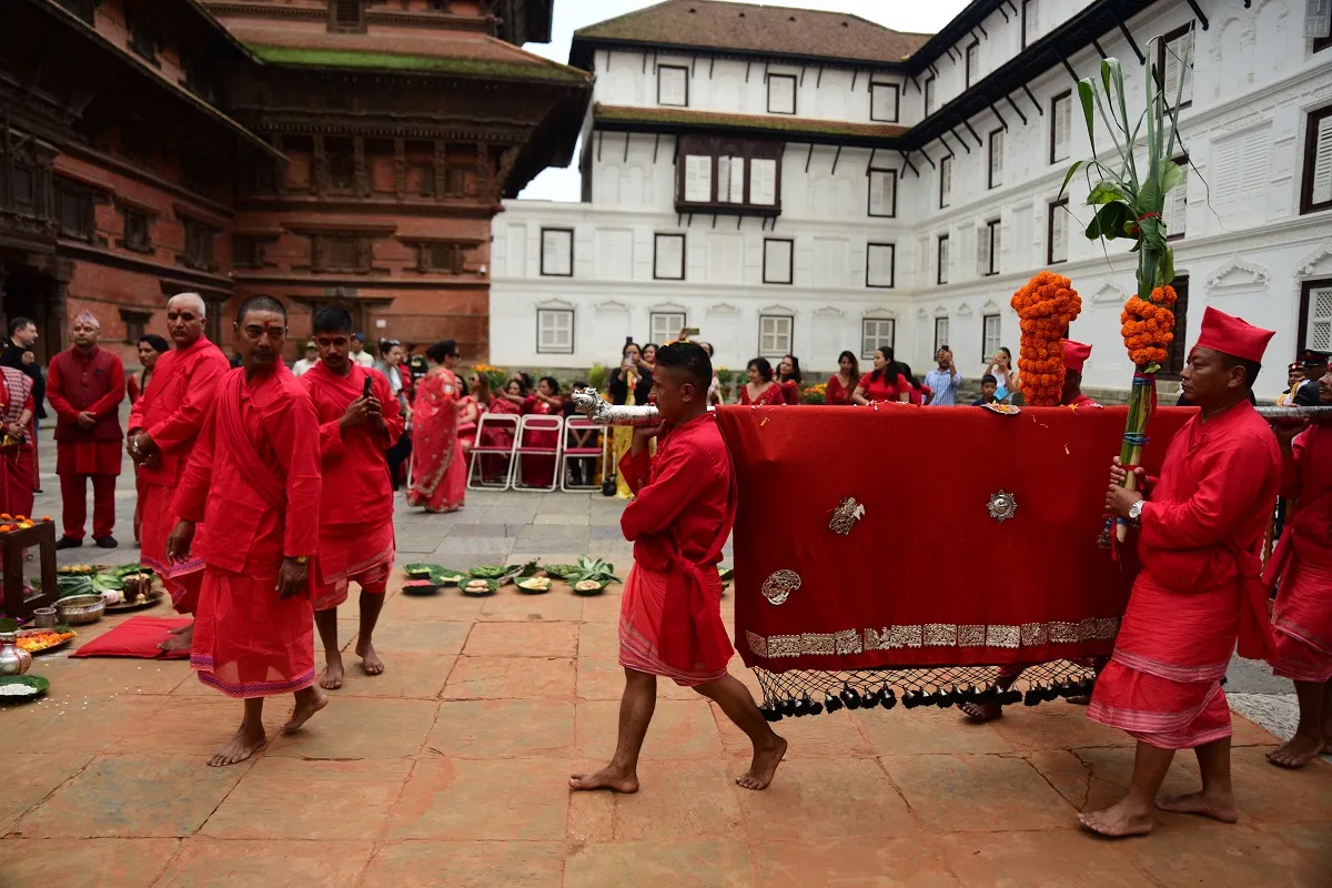 आज घर–घरमा फूलपाती भित्र्याइँदै