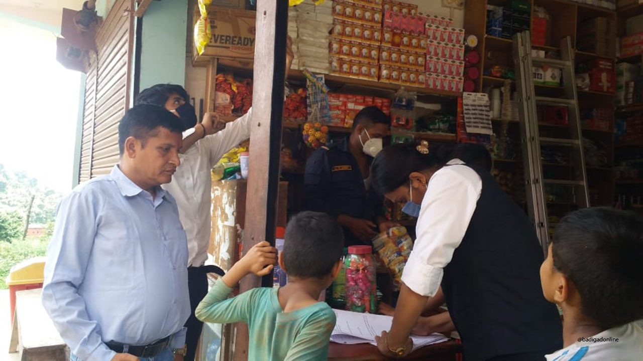 बजार अनुगमनलाई कडाई गर्दै मुसिकोट : ६१ हजार बराबरको अखाद्य वस्तु नष्ट !