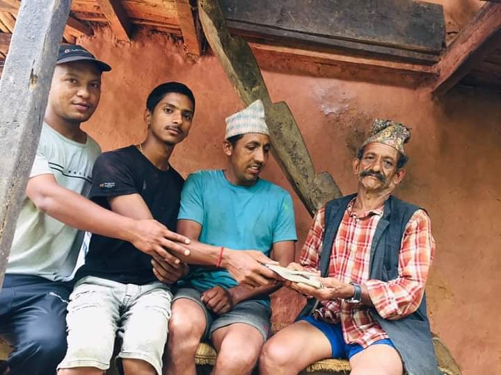 मुसिकोटका पहिरो पिडीतको घर निर्माणमा वैदेशिक रोजगारमा संलग्न नेपालीको सहयोग !