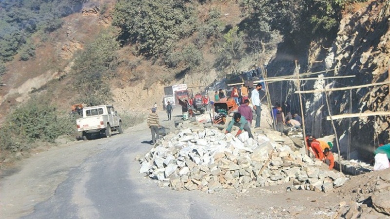 पाल्पामा निषेधाज्ञाको समयमा  सिद्दार्थ राजमार्गका खाल्डाखुल्डी पुर्ने काम तीब्र रूपमा हुदै