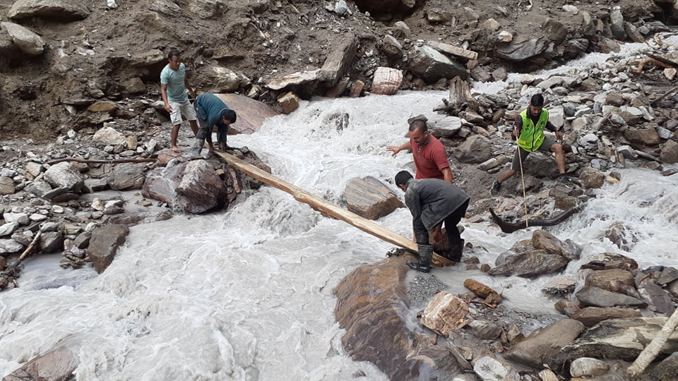 पुल बगाएपछि प्रभावित क्षेत्रमा फड्के हाल्दै दुई युवा !