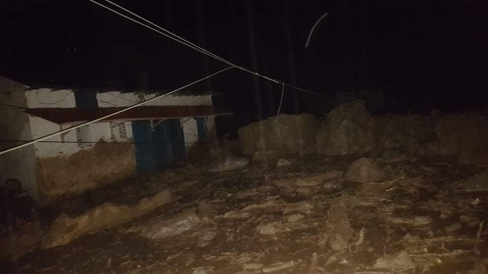 भेल पहिरोले बडिगाडमा आधा दर्जन घर विस्थापित : मध्यपहाडी लोकमार्ग अवरुद्ध !