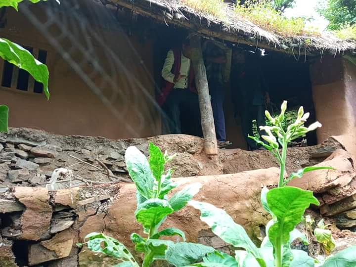 बाग्लुङमा पहिरोले गोठ पुरिँदा एक बेपत्ता : दुई भैंसी मरे !