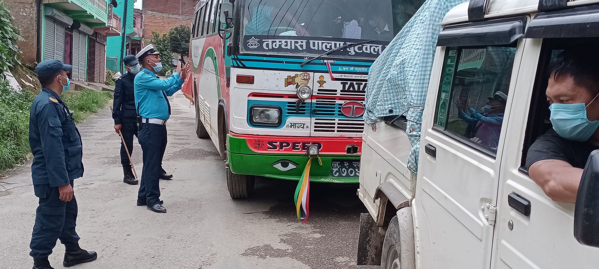 गुल्मीमा संचालन भएका सवारीसाधनले मनपरी भाडा उठाएपछि ट्राफिक प्रहरीको सक्रियता !