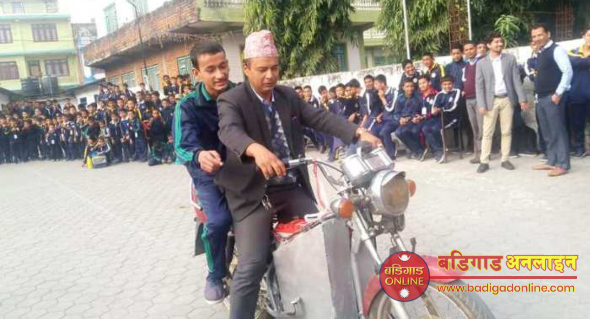 बागलुङका कक्षा ९ मा अध्ययनरत विद्यार्थीले बनाए पेट्रोल बिना चल्ने ‘मोटर साइकल’
