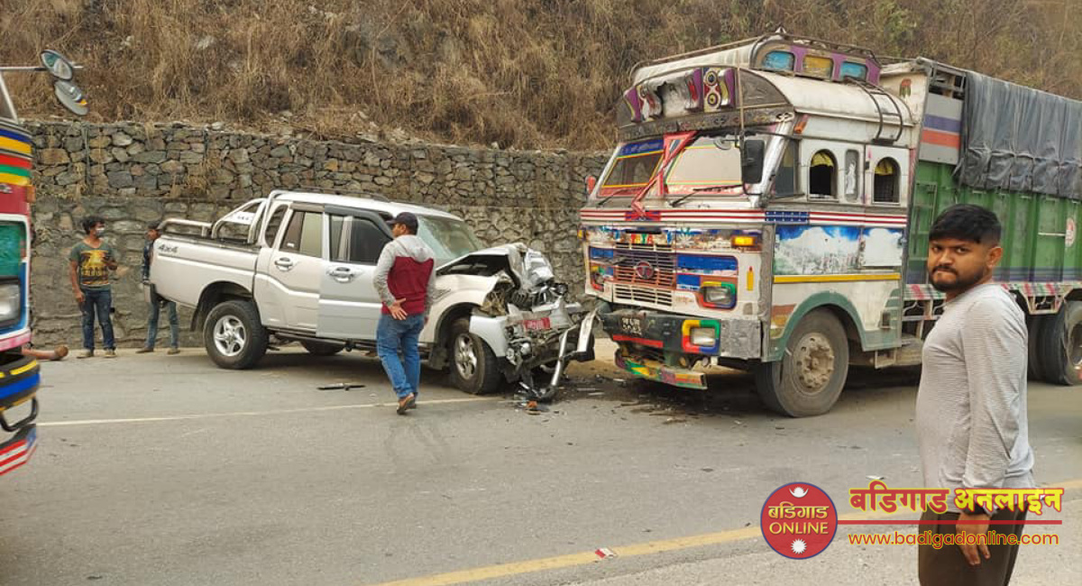 गुल्मीका कांग्रेस नेता भलामी चढेको जीपलाई ट्रकले दियो ठक्कर